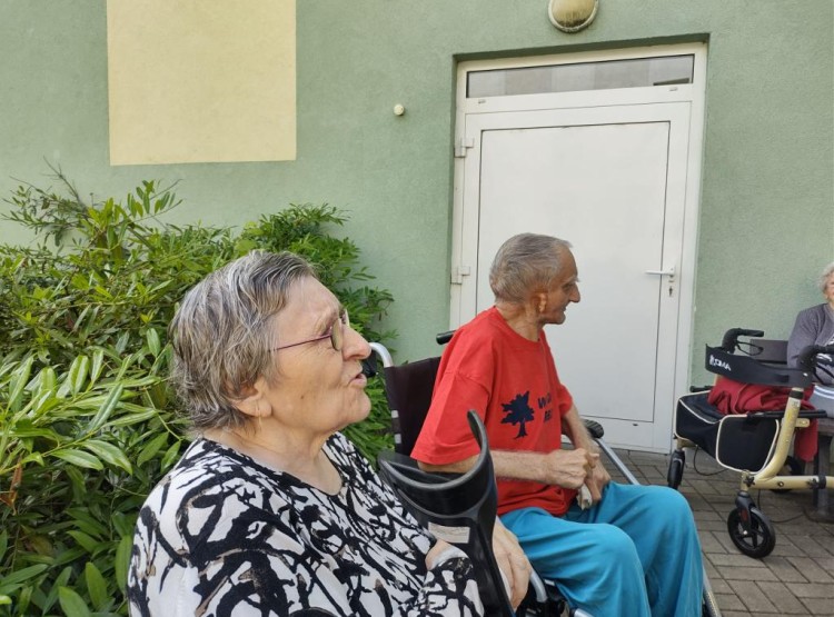 Dopoledne pod širým nebem a s úsměvem