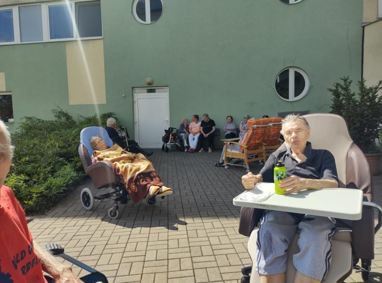 Dopoledne pod širým nebem a s úsměvem