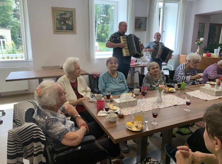 Narozeninová oslava v Centru sociálních služeb Emausy