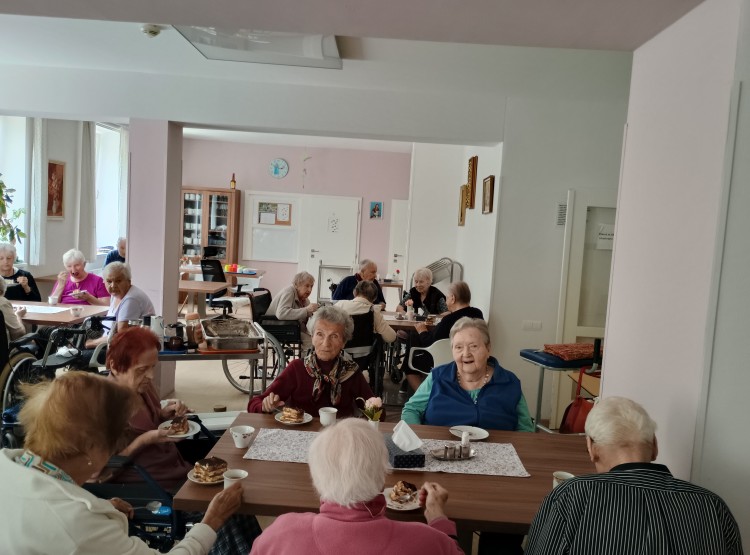 Pečení koláče, tvoření a milá návštěva v podobě poníka Poly