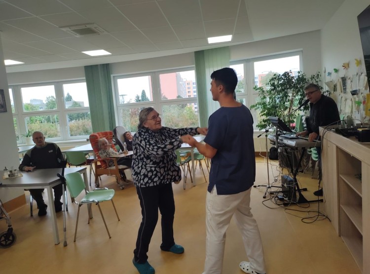 Mše svatá, felinoterapie i narozeninová oslava