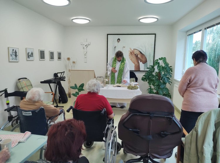 Mše svatá, felinoterapie i narozeninová oslava