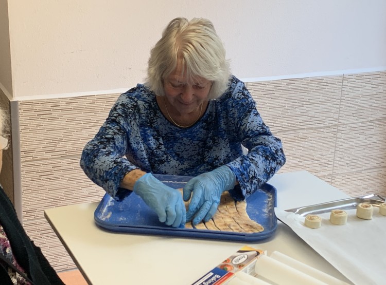 Pečení skořicových šneků