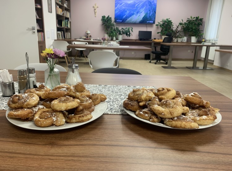 Pečení skořicových šneků