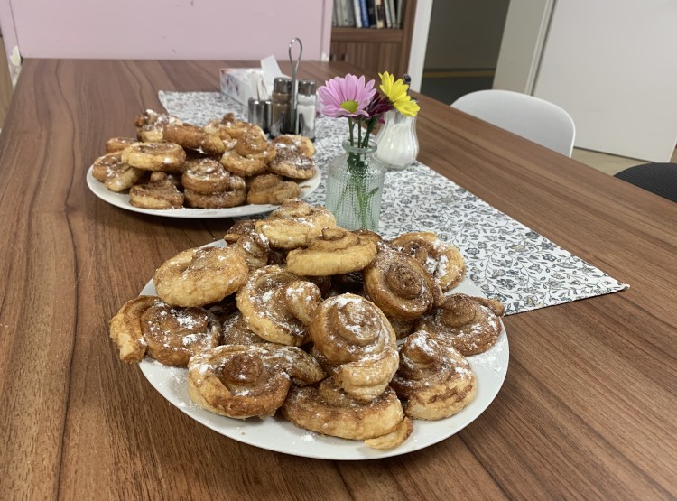 Pečení skořicových šneků