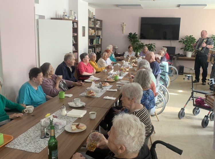 Narozeninová oslava v Centru sociálních služeb Emausy