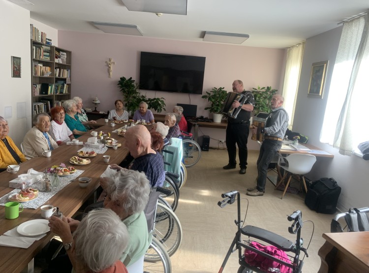 Narozeninová oslava v Centru sociálních služeb Emausy