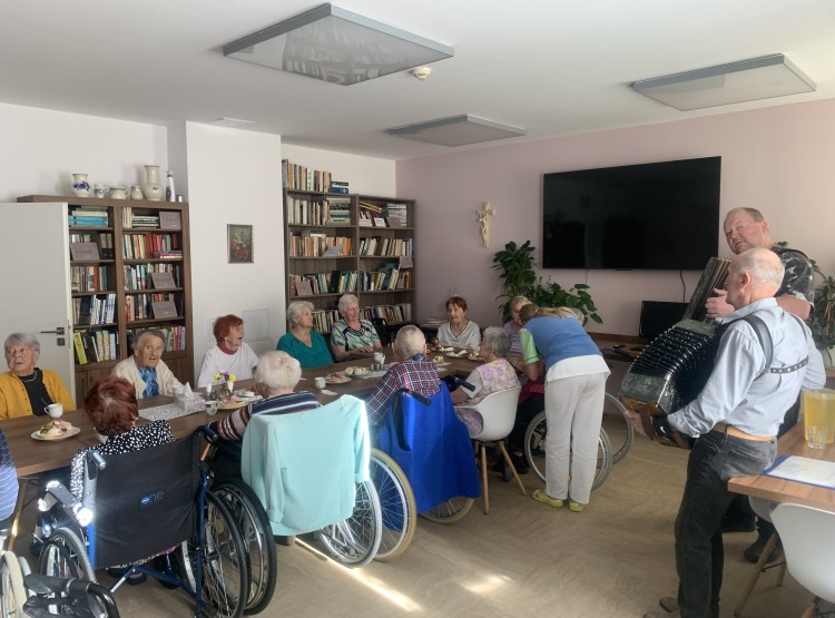 Narozeninová oslava v Centru sociálních služeb Emausy