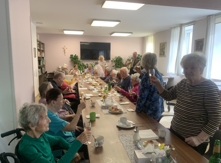 Narozeninová oslava v Centru sociálních služeb Emausy