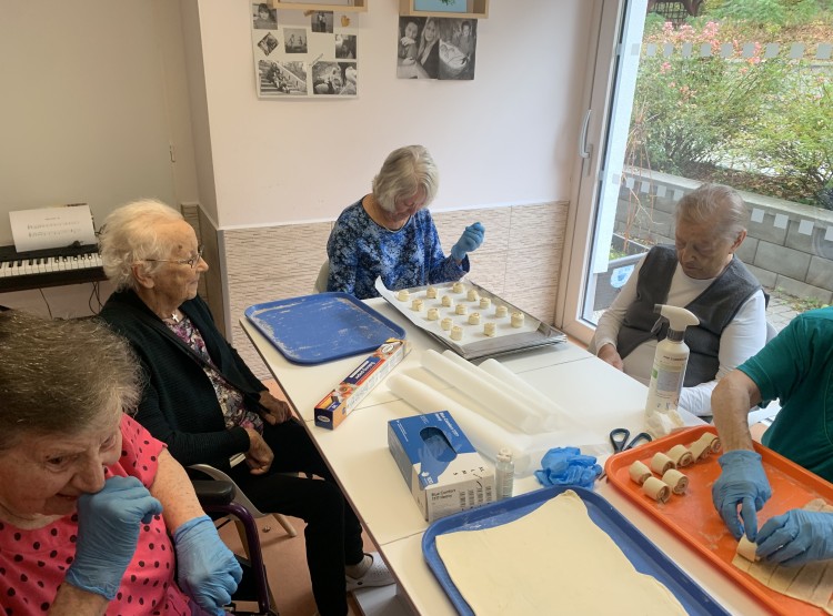 Pečení skořicových šneků