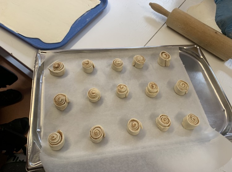 Pečení skořicových šneků