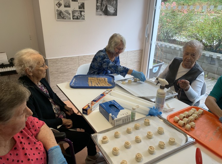 Pečení skořicových šneků