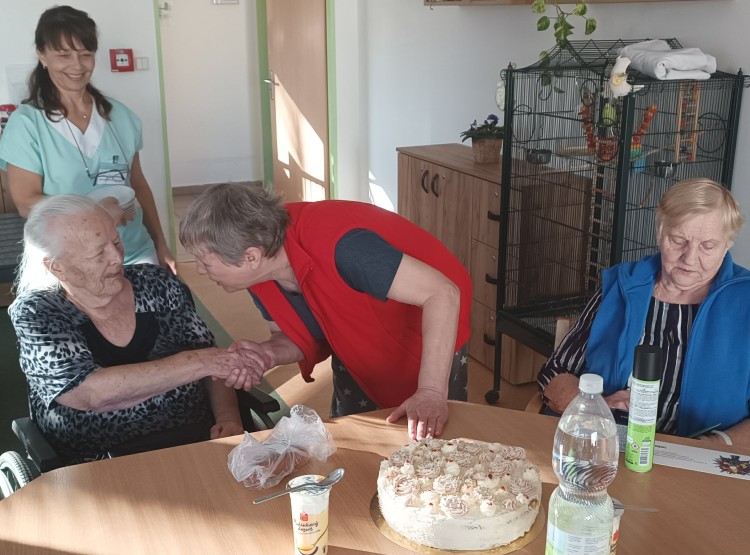 Oslava narozenin paní Aničky a Bedřišky