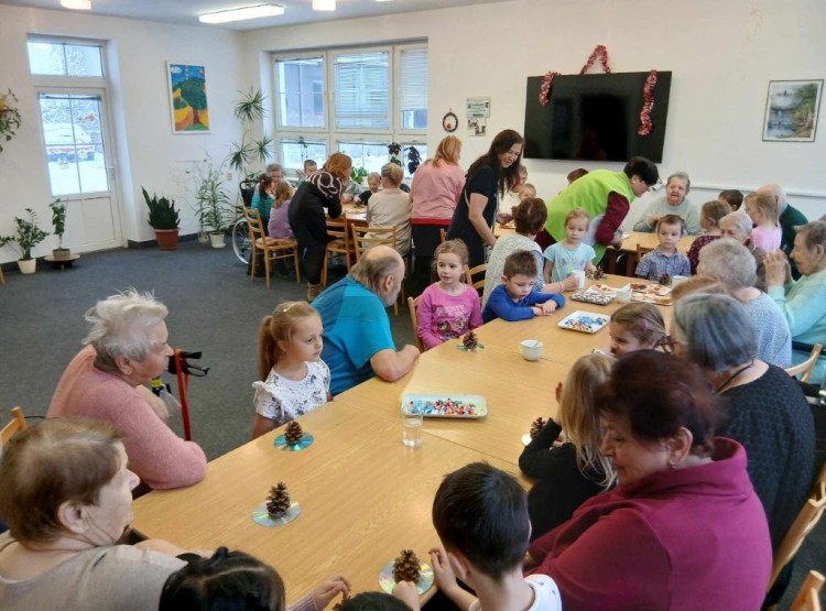 Vyrábění stromečku v Domě s pečovatelskou službou ve Studené