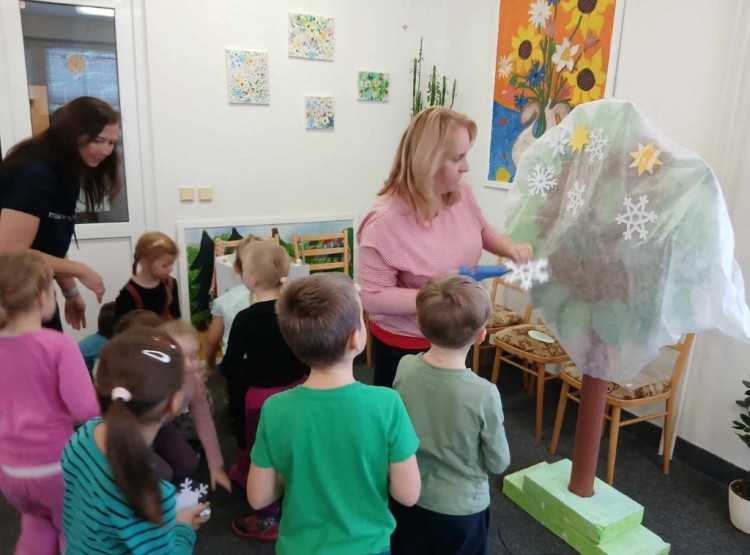 Vyrábění stromečku v Domě s pečovatelskou službou ve Studené