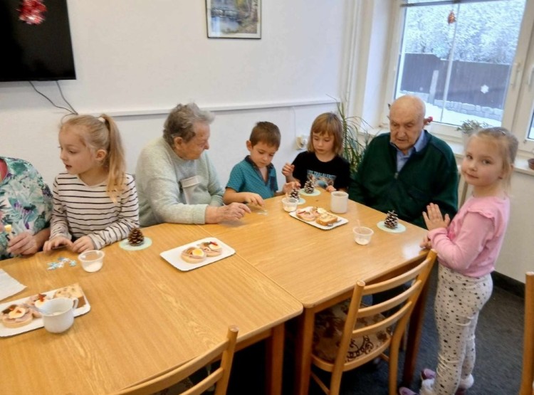 Vyrábění stromečku v Domě s pečovatelskou službou ve Studené
