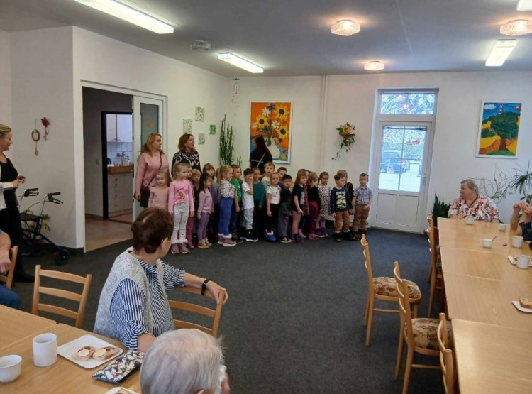 Vyrábění stromečku v Domě s pečovatelskou službou ve Studené