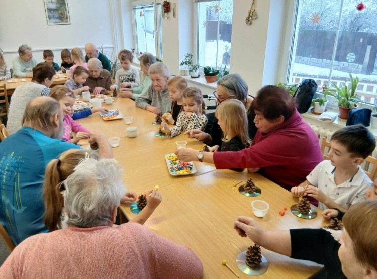 Vyrábění stromečku v Domě s pečovatelskou službou ve Studené