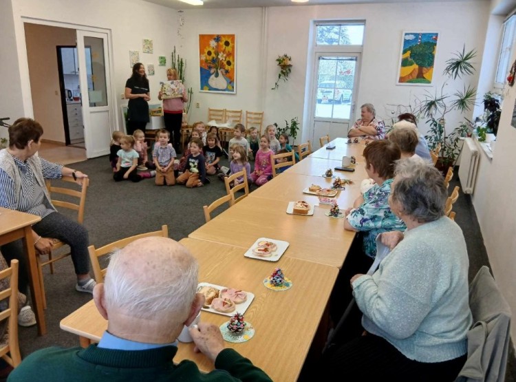 Vyrábění stromečku v Domě s pečovatelskou službou ve Studené