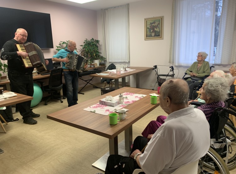 Posezení s harmonikou