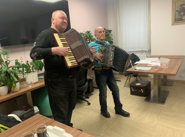 Posezení s harmonikou