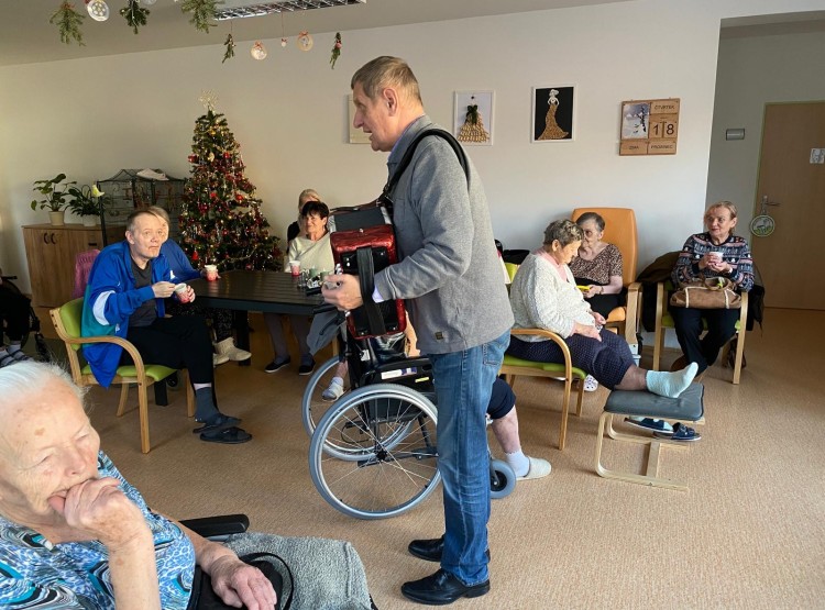 Odpoledne při punči a harmonice