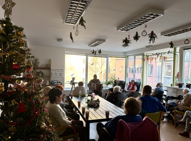 Odpoledne při punči a harmonice