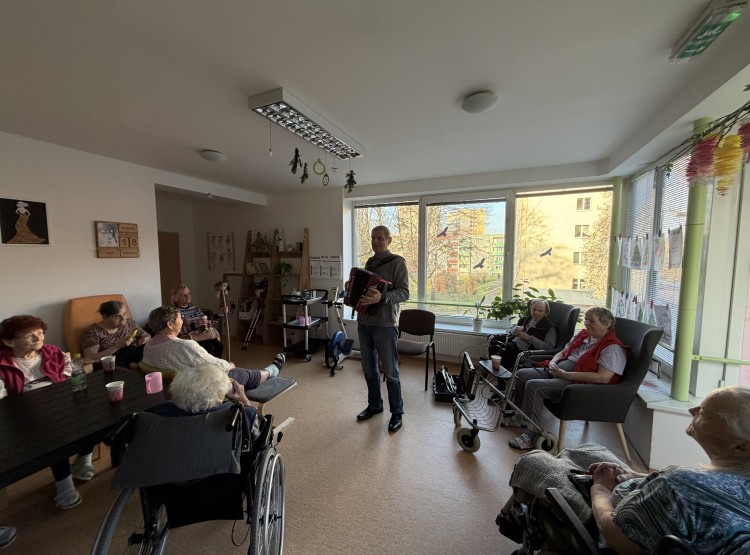 Odpoledne při punči a harmonice