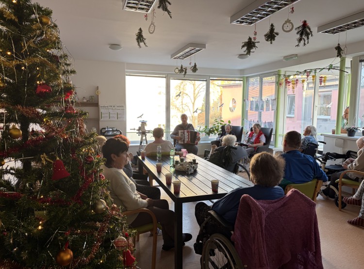 Odpoledne při punči a harmonice