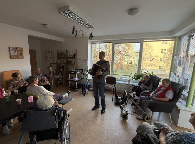 Odpoledne při punči a harmonice