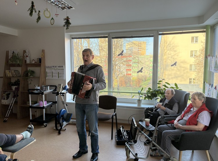 Odpoledne při punči a harmonice