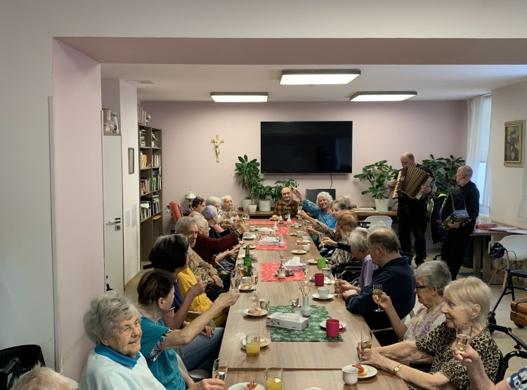 Narozeninová oslava v Centru sociálních služeb Emausy
