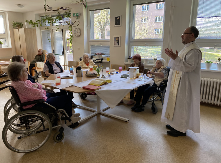 Velikonoční mše s farářem Janem Jurečkou a sestrou Františkou
