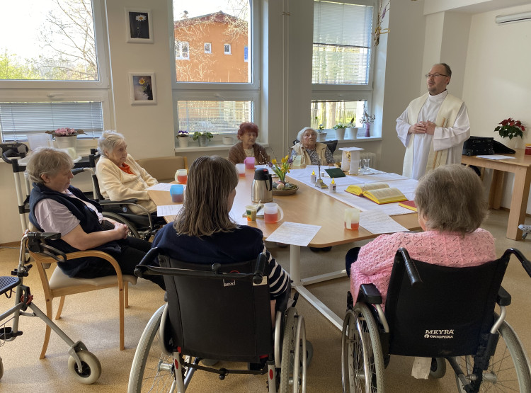 Velikonoční mše s farářem Janem Jurečkou a sestrou Františkou