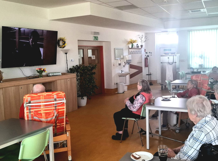 Filmová kavárna s oblíbenou komedií