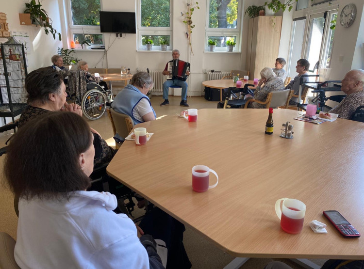 Mezinárodní den seniorů s harmonikou