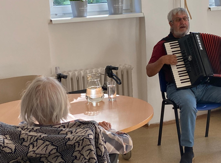 Mezinárodní den seniorů s harmonikou